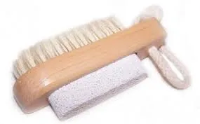 Pierre ponce de gommage et brosse